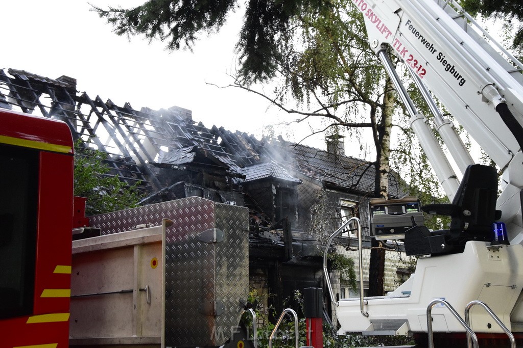 Grossfeuer Einfamilienhaus Siegburg Muehlengrabenstr P0791.JPG - Miklos Laubert